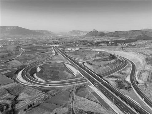 此次通车的济微高速北段,是山东省“四横五纵沿黄达海”十大综合运输通道中“京沪大通道”的重要组成部分